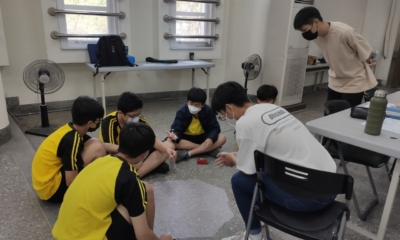 圖五、學生團隊志工於【雞蛋降落傘 Egg-cellent Guardian Game】課程活動陪伴與指導學員實作討論