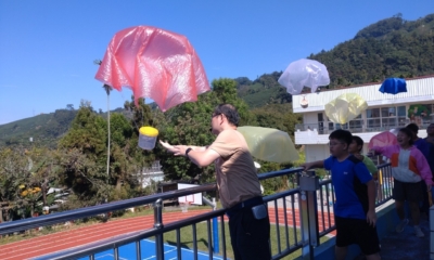 圖八、計畫主持人蘇炯武教授示範降落傘投擲技巧