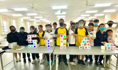 圖十一、學員於【翻轉方炫盒 Flipping Shining Cube】課程活動運用實作作品排列STEAM字樣