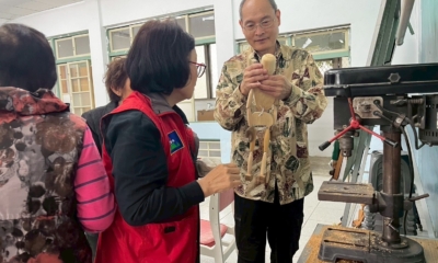 圖4-學員阿嬤請黃老師協助確認鑽孔深度是否合宜