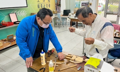 圖5-計劃參與教師曾金承老師協助學員阿公拉出適合自己身形的線段長度